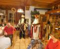 Bild: bir
Der Heilige Nikolaus (Hans Stelzl) hatte nur Gutes über die Helferinnen und Helfer der NBH Bärnau zu berichten. Die beiden Krampusse hatten deshalb keine Arbeit zu verrichten.
