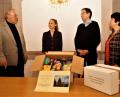 Bild: arw
DAGA-Präsident Helmut Wächter (links) überreicht symbolisch das erste Paket an Johanna Meier, Edmund Frummet und Christina Braun (von rechts).