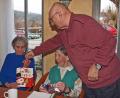 Bild: sön
Mit Geschenkpäckchen war VdK-Vorsitzender Josef Niebler zur vorweihnachtlichen Singstunde ins BRK-Seniorenheim gekommen.