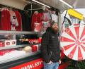 Bild: Hirsch
Fanshop-Begleiter Simon Raab (links) ließ Jahn-Fan Tanja Dineiger (rechts) am Glücksrad drehen. Sie gewann eine rote Christbaumkugel mit Jahn-Emblem und kaufte noch weitere dazu. Das Jahn-Mobil machte am Samstag auf dem Netto-Parkplatz Halt.