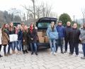 Bild: Mädchenrealschule Waldsassen/exb
Realschuldirektorin Kerstin Reiter (links) verlud zusammen mit Astrid Krauß, Florian Trißl, Bernhard Gertz (Firma PowerMold), Rainer Löw (von rechts) und den Schülersprechern die Pakete in die beiden Autos.