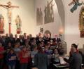 Bild: mez
Drei Chöre – ein Lied. Der Kinder- und Jugendchor Bunte Töne sang zusammen mit der Kemnather Liedertafel und dem Immenreuther Sängerbund beim Advents- und Weihnachtssingen in der Herz-Jesu-Pfarrkirche „Im Stall zu Bethlehem“. Die beiden Chorleiter Katharina Hößl und Heinrich Thurn (vorne von links) harmonisierten ebenso wie das knapp 50-köpfige Ensemble.