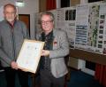 Bild: wro
Nach einstimmigem Beschluss der Gemeinderäte wurde Adalbert Busl (links) zum ehrenamtlichen Archivpfleger der Marktgemeinde Wiesau bestellt. Bürgermeister Toni Dutz (rechts) überreichte die Ernennungsurkunde.