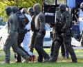 Archivbild: Uli Deck/dpa
Polizisten bringen den Attentäter von Halle zur Haftprüfung.