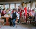 Bild: bsc
Das Lob des Nikolaus auf den Mütterverein Friedenfels freute auch Pfarrer Joseph (vorne, Mitte). Vorsitzende Monika Seidel (stehend, Zweite von rechts) hatte mit ihren Vorstandskolleginnen die vorweihnachtliche Feier organisiert.