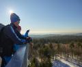 Bild: Marco Felgenhauer - Woidlife Photography/TVO
Naturgenuss ohne Trubel: Winterwanderer genießen den Blick vom Havran (Rabenberg) auf die Oberpfalz und Böhmen. Möglich macht's ein Aussichtsturm auf tschechischer Seite.