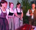Bild: Wolfgang Houschka
Hans Berger aus Oberaudorf (rechts) und seine musikalischen Begleiterinnen Birgit Sporer, Theresa Förg und Antonia Wutz boten in der Kulturscheune Wohltuende Klänge aus dem bayerischen Oberland, die mit jedem Akkord hin zur Krippe führten.