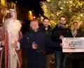 Bild: mef
Stattliche 1500 Euro übergibt der Vorsitzende des Cylinder-Clubs Dominik Mittelmaier (Vierter von links) an Musiklehrer Hans Sellmeyer (Zweiter von links).
