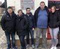 Bild: ow
Abschnittsfeuerwehrkommandant Christian Schwartz (Dritter von rechts) und der Kommandant aus Mogersdorf, Mike Kurta (rechts), besuchen mit einer Delegation die Mockersdorfer Partnerwehr.