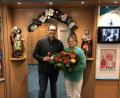 Bild: slu
Mit einem Blumenstrauß machte der neue Besitzer der Eisenbarth-Apotheke, Stefan G. Weidinger, zur Übergabe der Apotheke bei seiner Vorgängerin Rita Foißner seine Aufwartung.