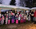 Bild: mef
Die Familien der Kinder und die Gäste dürfen an den geschmackvoll dekorierten Stehtischen Glühwein genießen und den Liedern der Kinder mit ihren Erzieherinnen lauschen.
