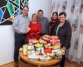 Bild: bkr
Ein Tisch voller Brotzeitdosen. Für jedes Kind im SOS-Kinderdorf eine. Die Tupperberaterinnen haben sie gespendet. Dazu noch 1040 Euro aus einer Aktion: (von links) Dorfleiter Holger Hassel, Sabine Deyerling mit Ehemann Jürgen, Beraterin Anette David aus Bayreuth und Maria Veigl.