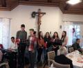 Bild: bgm
Schüler aus der Q12 des Gymnasiums gestalten mit Bewohnern und ehrenamtlichen Helfern eine Adventsfeier im Alten- und Pflegeheim St. Martin.