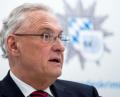 Bild: Sven Hoppe/dpa
Joachim Herrmann (CSU), Innenminister von Bayern, nimmt im bayerischen Landeskriminalamt an einer Pressekonferenz teil. Das organisierte Verbrechen hat in Bayern 2018 einen Schaden von mindestens 169 Millionen Euro verursacht.