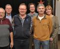 Bild: dob
Die Maschinisten Erwin Balk, Johann Hartinger sowie die Vorarbeiter Konstantin Lippert und Fred Götz (von links) werden von Geschäftsführer Jochen Schmidt (Zweiter von links) und seiner Ehefrau Klaudia (rechts) bei der Weihnachtsfeier für die Treue zum Betrieb ausgezeichnet.