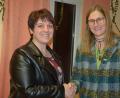 Bild: jr
Hoffnungsvoll starten Pechbrunns Bürgermeisterkandidatin Ute Döhler (rechts) und Landratskandidatin Anna Toman in den Kommunalwahlkampf. Beide wollen die Gunst der Stunde für ihre Bewerbung nutzen.
