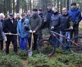 Bild: Simon Tangerding/exb
Albrecht Schläger von der Schutzgemeinschaft Deutscher Wald (SDW), Revierförster Roland Blumenthaler, OB Oliver Weigel (von links), Gerald Hoch von der Stadt (Sechster von links), der Marktredwitzer Cube-Store-Leiter Fabian Purucker (mit Spaten) und SDW-Landesgeschäftsführer Simon Tangerding (Vierter von rechts) pflanzten mit Holzrechtlern und Cube-Mitarbeitern einige Tannen.