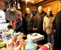 Bild: arw
Benediktiner Manuel Witt, OWV-Vorsitzender Rudolf Bäumler, Bruder Stephan Veith und Franz Witt (von rechts) freuen trotz des schlechten Wetters über den Zuspruch der Besucher beim OWV-Weihnachststandl.