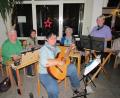 Bild: is
Die "D`Saitrenmusik" unter der Leitung von Inge Dötsch (Mitte) versetzte die Altenheimbewohner in adventliche Stimmung.