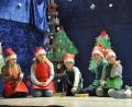 Bild: ak
Wie die Zwerge und Waldtiere zusammen Weihnachten feiern, zeigte die Klasse 1/1a in ihrem Stück.
