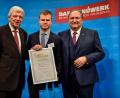 Bild: ZDH/Rüdiger Jeske/exb
Hessens Ministerpräsident Volker Bouffier (links) und Hans Peter Wollseifer (rechts), Präsident des Zentralverbandes des Deutschen Handwerks, gratulieren Stefan Blödt (Mitte) zu seinem Sieg auf Bundesebene.
