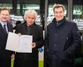 Bild: Matthias Merz, Bayerische Staatskanzlei/exb
Ministerpräsident Markus Söder (rechts) und Verkehrsminister Hans Reichhart (links) übergeben Landrat Wolfgang Lippert (Mitte) den Förderbescheid für den Landkreis Tirschenreuth.
