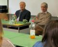 Bild: Hirsch
Auch mit bald 89 Jahren ist Altlandrat Hans Schuierer (links) mit Wolfgang Nowak regelmäßig in den Schulen unterwegs und diskutiert mit Jugendlichen, nicht nur über den WAA-Widerstand.
