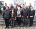 Bild: bk
Neben Ehefrau Rosa, Sohn, Schwiegertochter und drei Brüdern gratulieren Hermann Miedl (Dritter von links) auch Bürgermeister Ludwig Biller, Pfarrer Varghese Puthenchira, Pater Prince sowie Vertreter von Feuerwehr, KAB, Pfarrei, FC-Stockschützen und Siedlerbund.