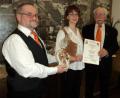 Bild: ksi
Christina Pösl mit Siegmund Kochherr (rechts) und Peter Pichl bei der Ehrung des Gesang- und Musikvereins.