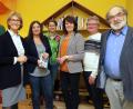 Bild: Wolfgang Steinbacher
Gerne folgte MdB Ekin Deligöz (Vierte von links) der Einladung der Stadtratsfraktion der Grünen in die Räumlichkeiten des Kinderschutzbundes. Vorständin Brigitte Breitfelder (Dritte von links) präsentierte das Portfolio des Vereins. Daniela Bernschneider (ganz links) macht sich unter anderem für Autisten stark. Von den Grünen diskutierten mit (v.l.n.r.): Walter Schöberlein, Claudia,Ried, Elke Winkel, Hans-Jürgen Bumes und Helmut Wilhelm.