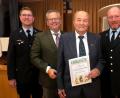 Bild: Hirsch
Zweiter Vorsitzender Stefan Zitzler, OB Andreas Feller und Vorsitzender Joachim Kröplin (von links) ehrten Josef Pirzer (Zweiter von rechts) für 70-jährige Treue zur Feuerwehr Fronberg.