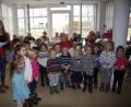 Bild: wro
Begleitet wurden die Jungen und Mädchen von Larissa Korte und Stephanie Köppl. Die Kinderschar erfreute die Bewohner des Senioren-Servicehauses mit weihnachtlichen Liedern.