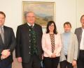 Bild: exb
Bezirkstagspräsident Franz Löffler (Zweiter von links) und Andrea Lamest (Dritter von links) zusammen mit Richard Gaßner, Kulturreferent des Bezirks Oberpfalz (rechts), Bezirksheimatpfleger Tobias Appl (links) und Ursula Wohlfeld von der Kultur- und Heimatpflege des Bezirks Oberpfalz bei der Verabschiedung der langjährigen Leiterin der Kebbelvilla.