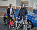Bild: twi
Erfreut nimmt Bürgermeister Konrad Kiener das E-Bike entgegen.
