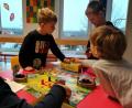 Bild: exb
Der Kreisjugendring ist durch neun Grundschulen und vier Mittelschulen getourt, um die Begeisterung für Brettspiele wieder bei Kindern zu wecken.