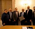 Bild: arw
Mit FU-Kreisvorsitzender Tanja Schiffmann, CSU-Kreisvorsitzendem Stephan Oetzinger, Landrat Andreas Meier (von rechts), stellvertretendem Landrat Albert Nickl, (Zweiter von links) überreichen die Wahlbeauftragten Alois Zehrer und Hans Schreyegg (von links) die Unterlagen an Kreiswahlleiter Alfred Scheidler (Mitte).