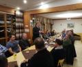 Bild: ens
Landtagsabgeordneter Alexander Flierl (stehend) diskutiert im Hofcafé Scheidler mit Landwirten lange und intensiv über die Zukunft der bayerischen Agrarpolitik.