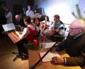 Bild: mma
Die Stubenmusi Bogner und Mundartdichter Dieter Radl hatten die Aufmerksamkeit der Besucher in der Kulturscheune Elbart auf ihrer Seite.