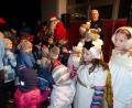Bild: sl
Der Nikolaus verteilt im Beisein des Christkindes und der Engel seine Geschenke.