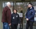 Bild: Gabi Schönberger
Filiz Emin (Mitte) und Abdulrahman Nayir (rechts) vom Wach- und Sicherheitsdienst Weiden-SEC passen im Weidener Rathaus auf.
