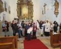 Bild: ubb
Pater Paul hat am Ende der Taufzeremonie alle Paten und Mütter mit ihren getauften Babys vor zum Altar gebeten für ein gemeinsames Foto.
