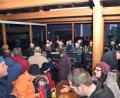 Bild: fjo
Mit roten Zipfelmützen auf den Köpfen - teils blinkend - kredenzt die muntere Frauentruppe bei ihrer "Weihnachts-Swing-Serenade" ein buntes Potpourri zur Freude enorm vieler Besucher.