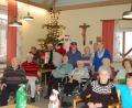 Bild: az
Die Bewohner des Gmünder Seniorenheims freuen sich über den Besuch des Deutsch-Amerikanische Kontaktclubs. Kein Wunder, denn neben weihnachtlicher Musik gibt es auch kleine Geschenke.