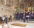 Bild: mmj
Vor dem Tucheraltar in der Nürnberger Frauenkirche sang der Männerchor in Begleitung der Instrumentalisten bei zwei Gottesdiensten die Waldlermesse.
