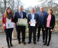 Bild: Christine Hollederer
LAG-Managerin Katharina Schenk, der Vorsitzende der LAG Regionalentwicklung, Landrat Richard Reisinger, Freihungs Bürgermeister Norbert Bücherl sowie die Marktgemeinderäte Uwe König und Erika Urban (von links) freuen sich über den Leader-Förderbescheid.