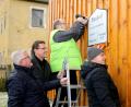 Bild: mef
Gemeinsam wird das runderneuerte Schild von den Initiatoren Manfred Meier, Zweiter Bürgermeister Oliver Mutterer, Thomas Kraus und Werner Bock (von links) an seinem neuen Platz in Boxdorf angebracht.
