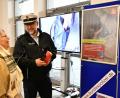 Bild: exb/Bundespolizeiinspektion Waidhaus 
Polizeioberkommissar Josef Prill, Präventions-Chef bei der Bundespolizeiinspektion Waidhaus gibt einer Reisenden Tipps zur Vermeidung von Taschendiebstählen.