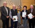 Bild: bkr
Für jeweils 50 Jahre Treue erhielten Alois Schmid, Babette Dötterl und Konrad Merkl (Zweiter, Vierte und Fünfter von links) von Zweitem Bürgermeister Josef Hecht, Vorsitzender Maria Frauenholz und Kreisfachberater Harald Schlöger (von links) unter anderem Urkunden und Ehrennadeln.