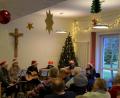 Bild: gpa
Sechs junge Damen im Alter von 13 bis 17 Jahren aus Tremmersdorf und Haselbrunn gaben im Mehrzweckraum des BRK-Senioren- und Pflegeheims en Gitarrenkonzert, machten dort mit Weihnachtsliedern in deutscher und englischer Sprache viel Freude.