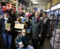 Bild: wrm
Helene Kraus, Karin Heining-Weidner, Edeltraud Sperber und Martina Mewes (von links) vom Frauenbund Windischeschenbach überreichten das Geld den Stammesvorständen Elisabeth Gierisch (kniend) und Florian Sperber (Dritter von rechts). Sie nutzen die Spende für weitere 10 Pakete für die Weihnachtstrucker-Aktion.